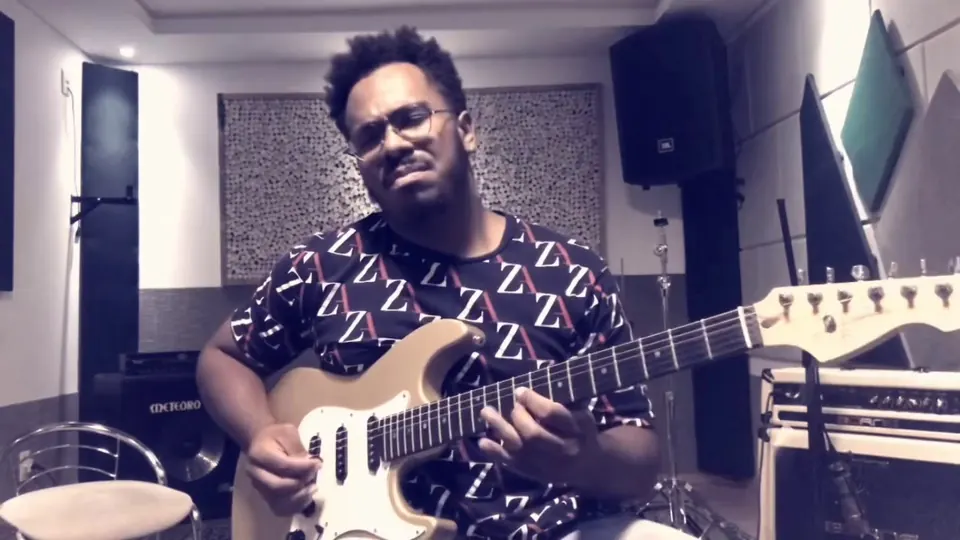 David Lopes tocando Love Theory na guitarra