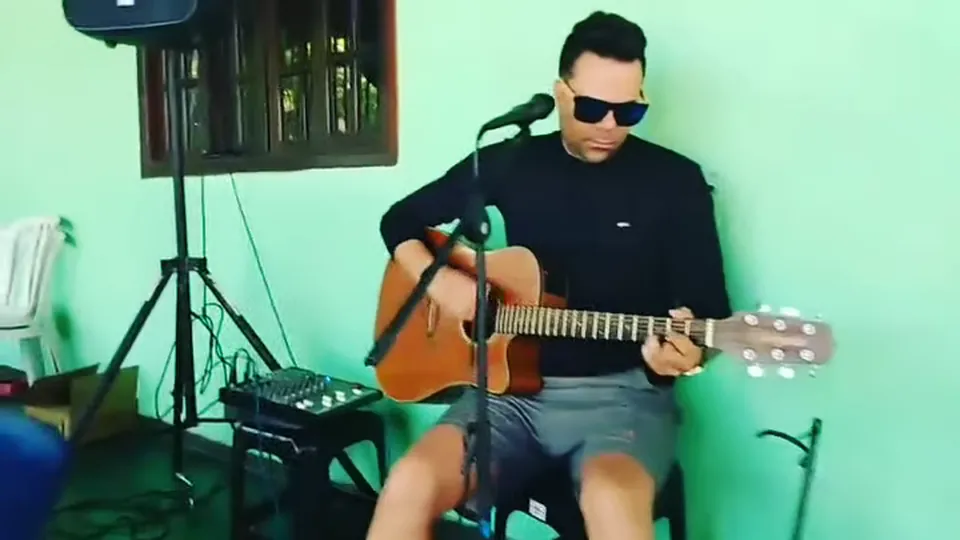 Luciano Lins cantando Pense em Mim ao vivo, de violão, com sax e cajón