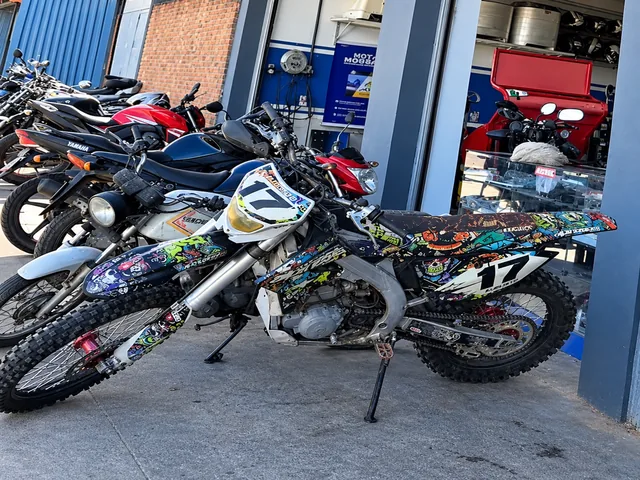 Motocicletas na entrada da oficina Veloz Motos